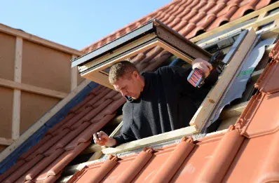 Pose de fenêtre de toit et velux par un couvreur à Saint-Romain-la-Virvée